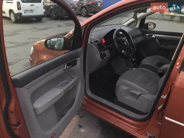 Помаранчевий Фольксваген Туран, об'ємом двигуна 2 л та пробігом 270 тис. км за 8400 $, фото 11 на Automoto.ua