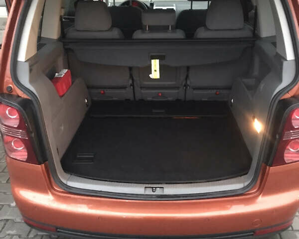 Помаранчевий Фольксваген Туран, об'ємом двигуна 2 л та пробігом 270 тис. км за 8400 $, фото 15 на Automoto.ua