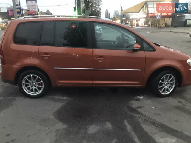 Помаранчевий Фольксваген Туран, об'ємом двигуна 2 л та пробігом 270 тис. км за 8400 $, фото 3 на Automoto.ua
