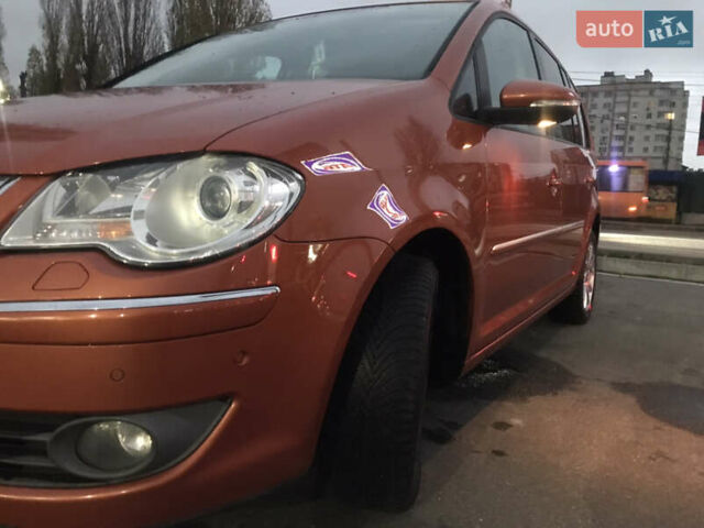 Помаранчевий Фольксваген Туран, об'ємом двигуна 2 л та пробігом 270 тис. км за 8400 $, фото 8 на Automoto.ua