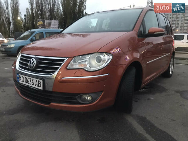 Помаранчевий Фольксваген Туран, об'ємом двигуна 2 л та пробігом 270 тис. км за 8400 $, фото 7 на Automoto.ua