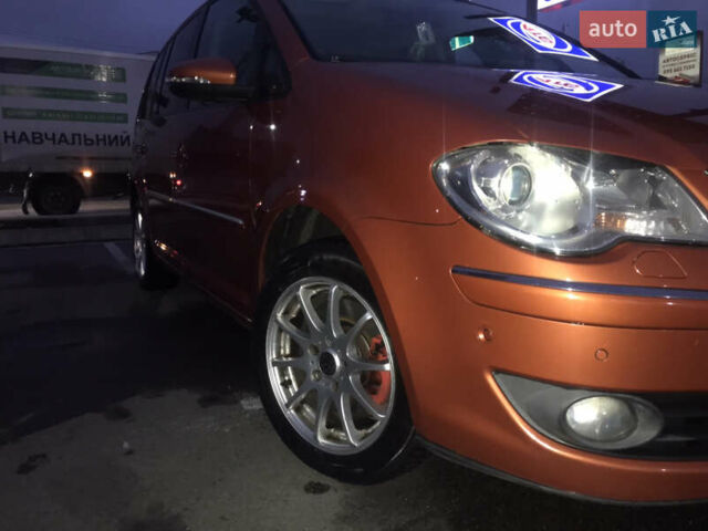 Помаранчевий Фольксваген Туран, об'ємом двигуна 2 л та пробігом 270 тис. км за 8400 $, фото 9 на Automoto.ua