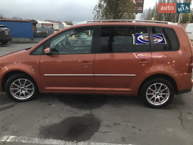 Помаранчевий Фольксваген Туран, об'ємом двигуна 2 л та пробігом 270 тис. км за 8400 $, фото 6 на Automoto.ua