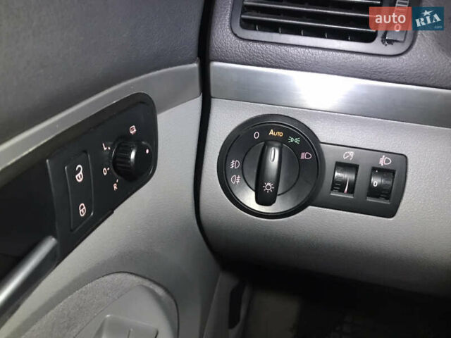 Помаранчевий Фольксваген Туран, об'ємом двигуна 2 л та пробігом 270 тис. км за 8400 $, фото 31 на Automoto.ua