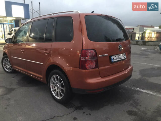 Помаранчевий Фольксваген Туран, об'ємом двигуна 2 л та пробігом 270 тис. км за 8400 $, фото 5 на Automoto.ua