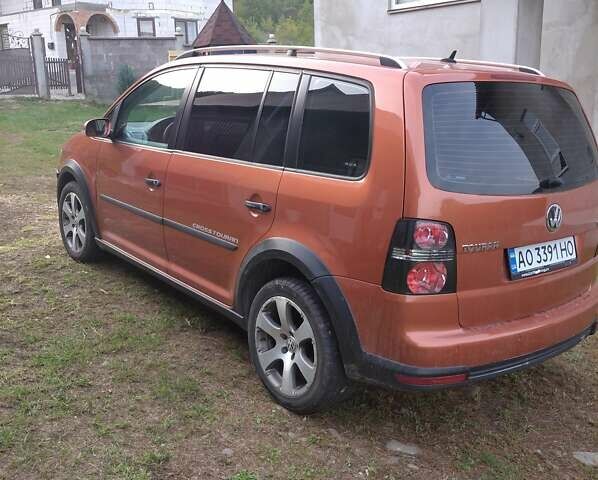 Оранжевый Фольксваген Туран, объемом двигателя 1.9 л и пробегом 230 тыс. км за 8500 $, фото 2 на Automoto.ua