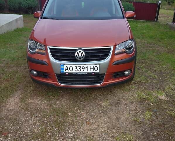 Оранжевый Фольксваген Туран, объемом двигателя 1.9 л и пробегом 230 тыс. км за 8500 $, фото 1 на Automoto.ua