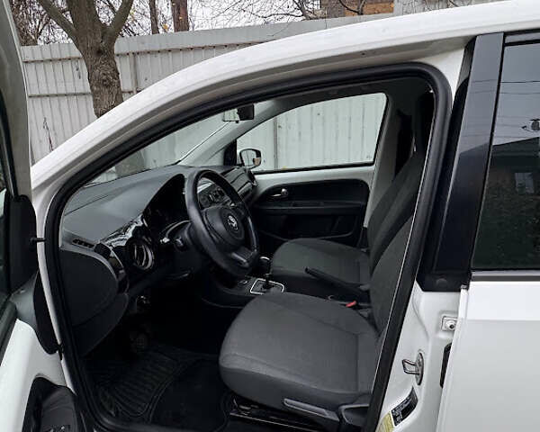 Белый Фольксваген Ап, объемом двигателя 1 л и пробегом 166 тыс. км за 6499 $, фото 4 на Automoto.ua