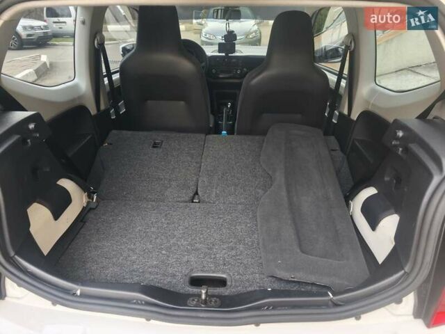 Белый Фольксваген Ап, объемом двигателя 1 л и пробегом 219 тыс. км за 5500 $, фото 4 на Automoto.ua