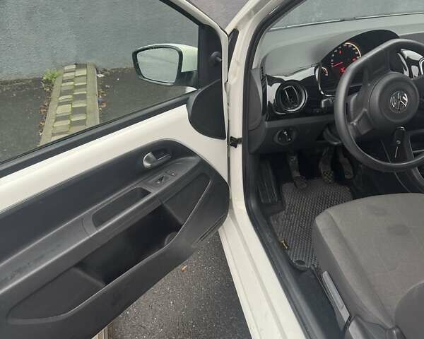 Белый Фольксваген Ап, объемом двигателя 1 л и пробегом 130 тыс. км за 7000 $, фото 5 на Automoto.ua