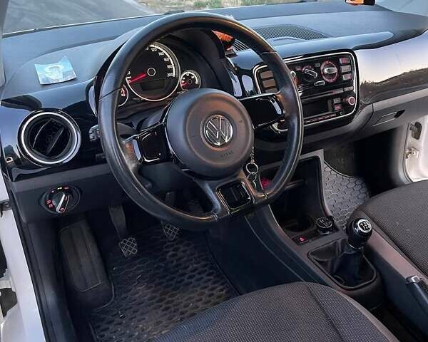Белый Фольксваген Ап, объемом двигателя 1 л и пробегом 130 тыс. км за 7200 $, фото 5 на Automoto.ua