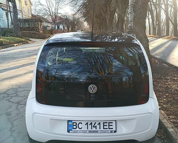 Фольксваген Ап 2013 в Каменце-Подольском на Automoto.ua Белый Фольксваген Ап, объемом двигателя 1 л и пробегом 190 тыс. км за 5600 $, фото 4 на Automoto.ua