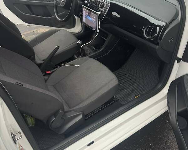 Белый Фольксваген Ап, объемом двигателя 1 л и пробегом 130 тыс. км за 6600 $, фото 9 на Automoto.ua