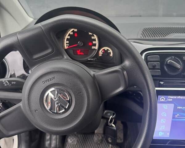 Белый Фольксваген Ап, объемом двигателя 1 л и пробегом 130 тыс. км за 7000 $, фото 4 на Automoto.ua