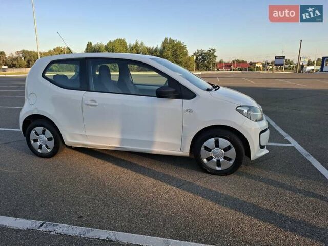 Белый Фольксваген Ап, объемом двигателя 1 л и пробегом 300 тыс. км за 4550 $, фото 1 на Automoto.ua