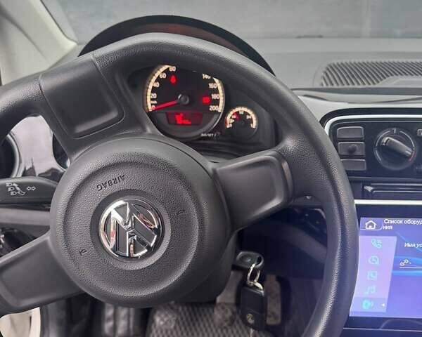 Белый Фольксваген Ап, объемом двигателя 1 л и пробегом 130 тыс. км за 6600 $, фото 4 на Automoto.ua