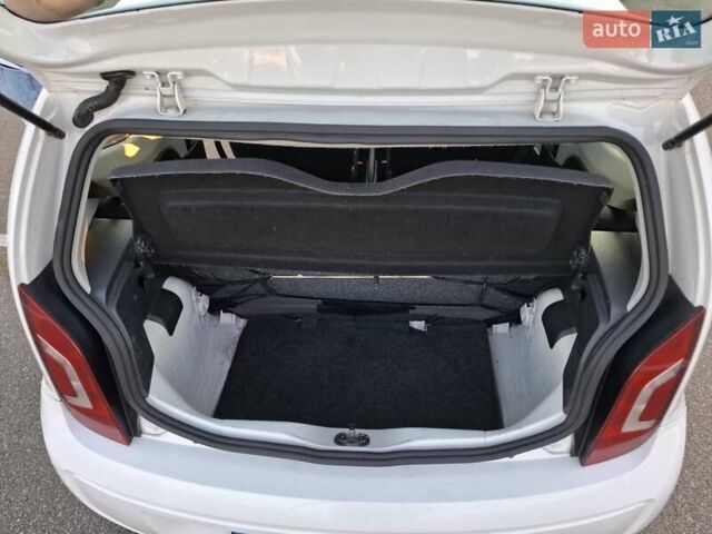 Белый Фольксваген Ап, объемом двигателя 1 л и пробегом 300 тыс. км за 4550 $, фото 8 на Automoto.ua