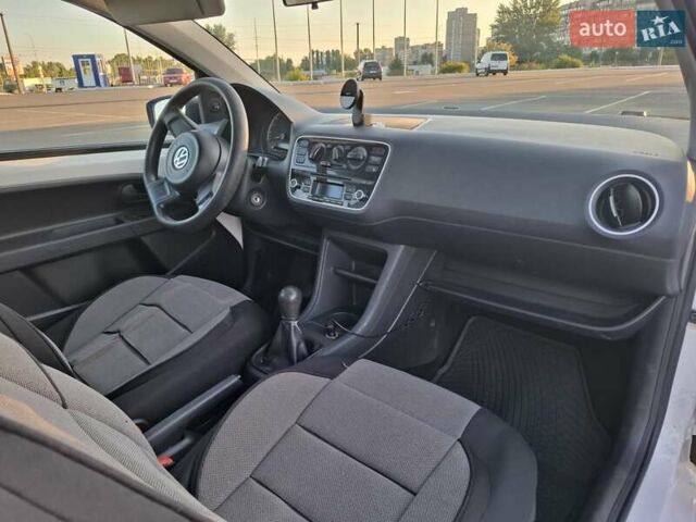 Белый Фольксваген Ап, объемом двигателя 1 л и пробегом 300 тыс. км за 4550 $, фото 4 на Automoto.ua