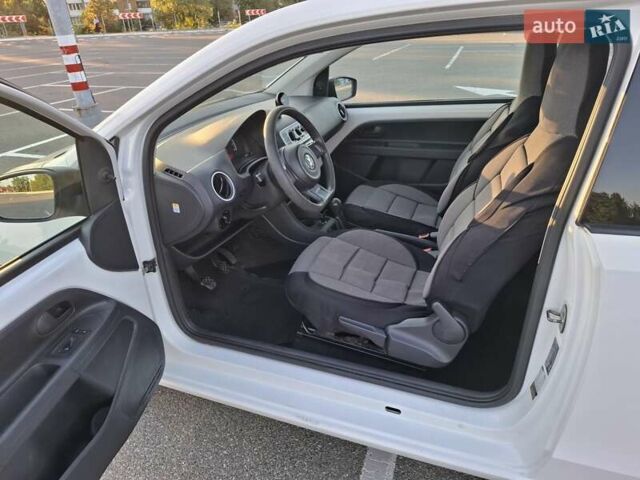 Белый Фольксваген Ап, объемом двигателя 1 л и пробегом 300 тыс. км за 4550 $, фото 5 на Automoto.ua