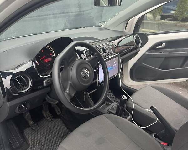 Белый Фольксваген Ап, объемом двигателя 1 л и пробегом 130 тыс. км за 6600 $, фото 5 на Automoto.ua