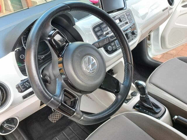 Белый Фольксваген Ап, объемом двигателя 0 л и пробегом 102 тыс. км за 5900 $, фото 3 на Automoto.ua