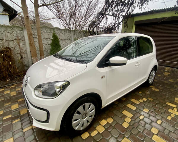 Белый Фольксваген Ап, объемом двигателя 1 л и пробегом 300 тыс. км за 5359 $, фото 2 на Automoto.ua