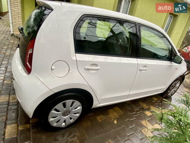 Белый Фольксваген Ап, объемом двигателя 1 л и пробегом 300 тыс. км за 5359 $, фото 4 на Automoto.ua