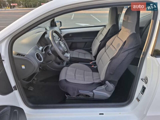 Белый Фольксваген Ап, объемом двигателя 1 л и пробегом 300 тыс. км за 4550 $, фото 3 на Automoto.ua