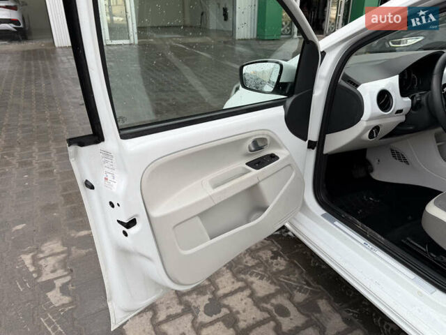 Белый Фольксваген Ап, объемом двигателя 0 л и пробегом 38 тыс. км за 5999 $, фото 13 на Automoto.ua