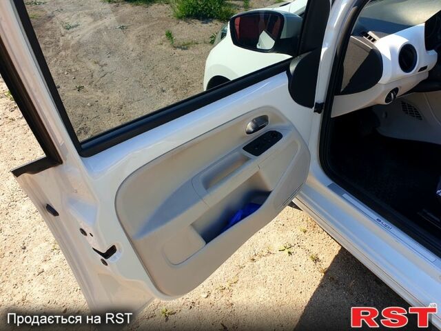 Белый Фольксваген Ап, объемом двигателя 65 л и пробегом 177 тыс. км за 7000 $, фото 4 на Automoto.ua