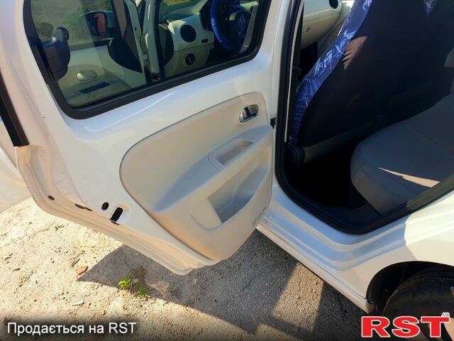 Белый Фольксваген Ап, объемом двигателя 65 л и пробегом 177 тыс. км за 7000 $, фото 7 на Automoto.ua