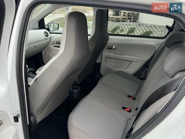 Белый Фольксваген Ап, объемом двигателя 0 л и пробегом 82 тыс. км за 5950 $, фото 23 на Automoto.ua