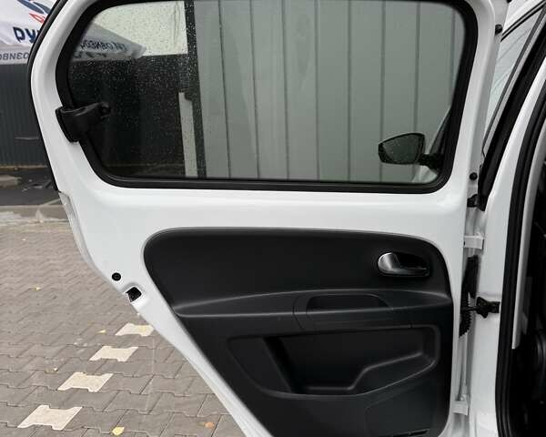 Белый Фольксваген Ап, объемом двигателя 0 л и пробегом 78 тыс. км за 8499 $, фото 19 на Automoto.ua