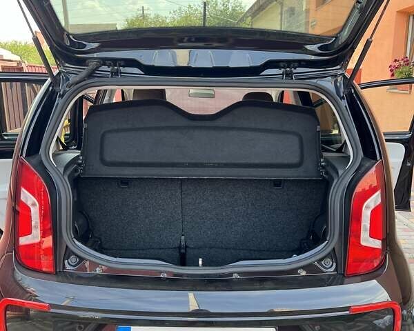 Черный Фольксваген Ап, объемом двигателя 0 л и пробегом 90 тыс. км за 7400 $, фото 6 на Automoto.ua