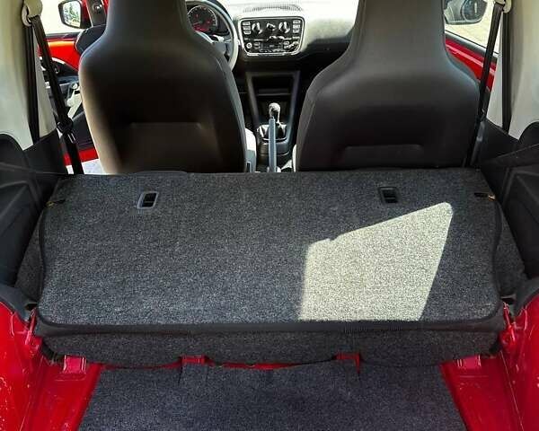 Червоний Фольксваген Ап, об'ємом двигуна 1 л та пробігом 270 тис. км за 3450 $, фото 2 на Automoto.ua