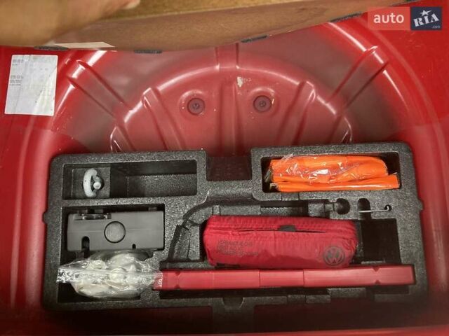 Фольксваген Ап 2013 в Львове на Automoto.ua Красный Фольксваген Ап, объемом двигателя 1 л и пробегом 135 тыс. км за 8183 $, фото 30 на Automoto.ua