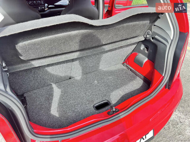 Фольксваген Ап 2013 в Киеве на Automoto.ua Красный Фольксваген Ап, объемом двигателя 1 л и пробегом 90 тыс. км за 8500 $, фото 11 на Automoto.ua