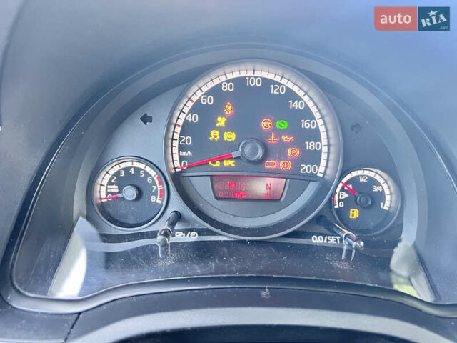 Фольксваген Ап 2013 в Киеве на Automoto.ua Красный Фольксваген Ап, объемом двигателя 1 л и пробегом 90 тыс. км за 8500 $, фото 15 на Automoto.ua