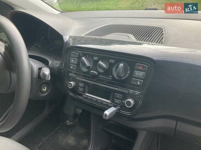 Фольксваген Ап 2013 в Львове на Automoto.ua Красный Фольксваген Ап, объемом двигателя 1 л и пробегом 135 тыс. км за 8183 $, фото 38 на Automoto.ua