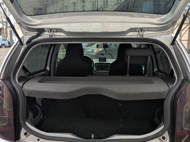 Серый Фольксваген Ап, объемом двигателя 1 л и пробегом 108 тыс. км за 7700 $, фото 6 на Automoto.ua