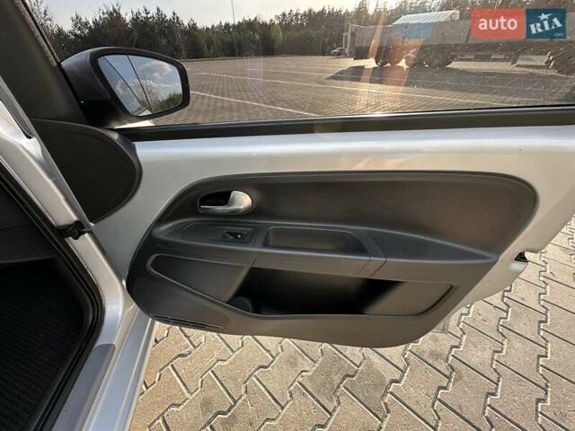 Серый Фольксваген Ап, объемом двигателя 1 л и пробегом 142 тыс. км за 6900 $, фото 17 на Automoto.ua