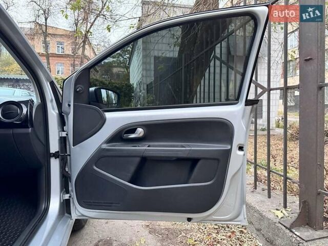 Серый Фольксваген Ап, объемом двигателя 1 л и пробегом 150 тыс. км за 7000 $, фото 10 на Automoto.ua