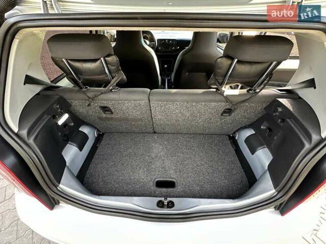 Серый Фольксваген Ап, объемом двигателя 1 л и пробегом 142 тыс. км за 6900 $, фото 5 на Automoto.ua