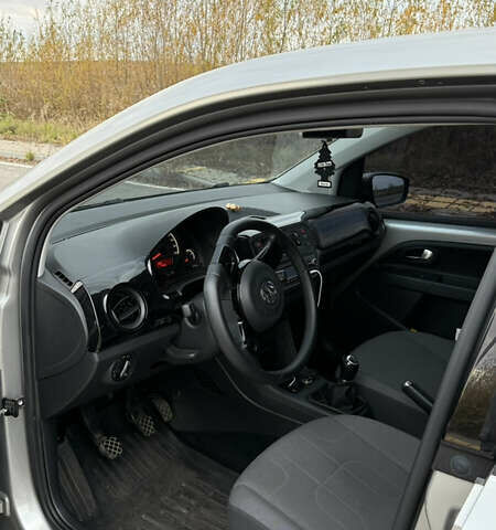 Сірий Фольксваген Ап, об'ємом двигуна 1 л та пробігом 76 тис. км за 6700 $, фото 7 на Automoto.ua