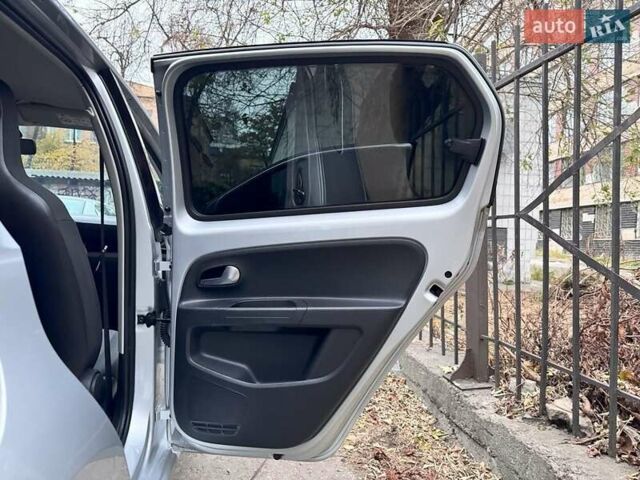 Серый Фольксваген Ап, объемом двигателя 1 л и пробегом 150 тыс. км за 7000 $, фото 11 на Automoto.ua