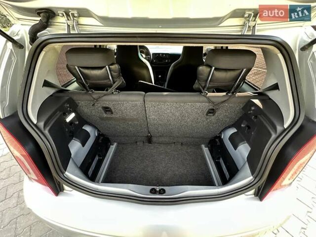 Серый Фольксваген Ап, объемом двигателя 1 л и пробегом 142 тыс. км за 6900 $, фото 10 на Automoto.ua