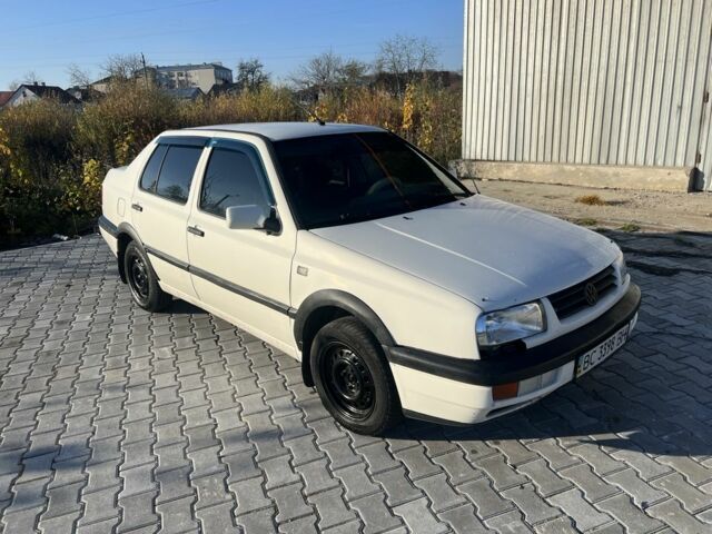 Белый Фольксваген Венто, объемом двигателя 1.8 л и пробегом 310 тыс. км за 1200 $, фото 5 на Automoto.ua