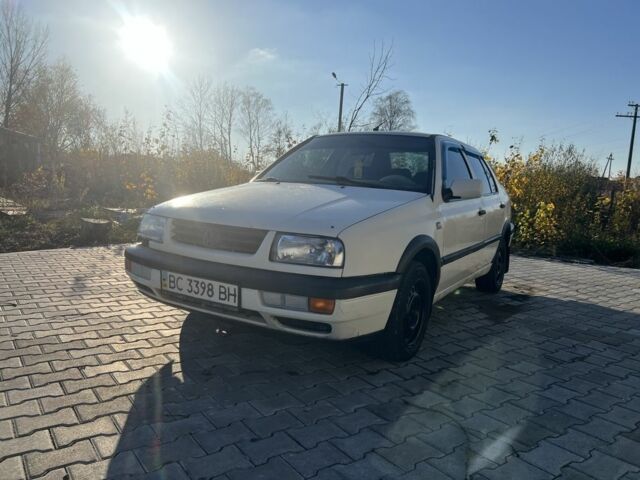 Белый Фольксваген Венто, объемом двигателя 1.8 л и пробегом 310 тыс. км за 1200 $, фото 1 на Automoto.ua