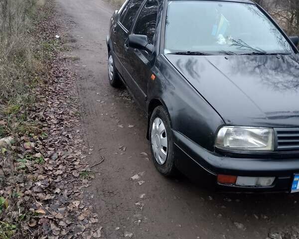 Черный Фольксваген Венто, объемом двигателя 1.78 л и пробегом 350 тыс. км за 2299 $, фото 1 на Automoto.ua