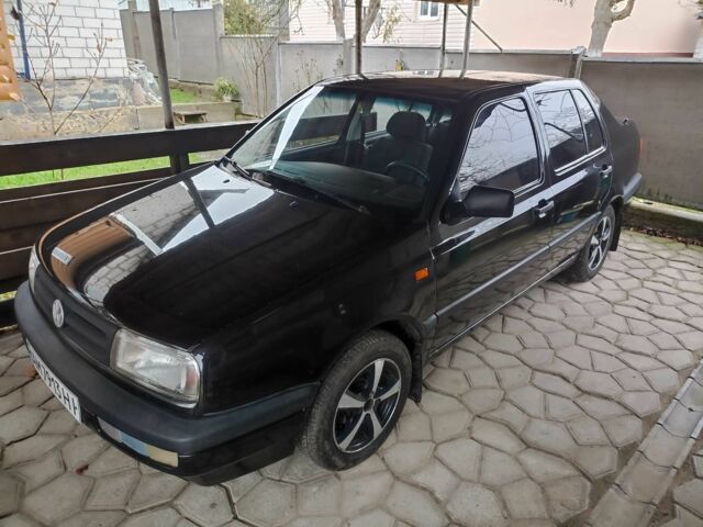 Черный Фольксваген Венто, объемом двигателя 1.8 л и пробегом 200 тыс. км за 2600 $, фото 5 на Automoto.ua